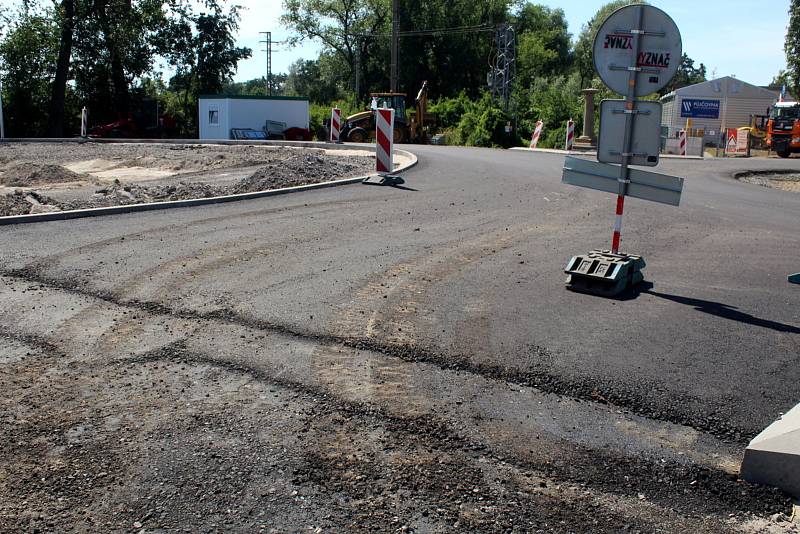 Velký a oválný kruhový objezd, který od jara roste mezi Poděbrady a Pískovou Lhotou, má už jižní část své trasy prakticky dokončenou.