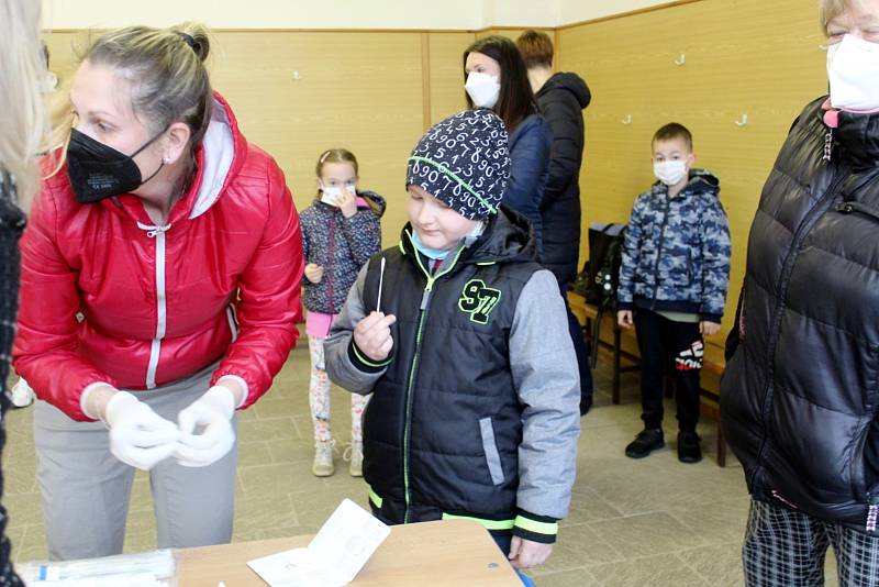 Návrat žáků do škol doprovázený povinnými testy už zažili školáci letos v dubnu. Například i v nymburské Základní škole Letců R.A.F.