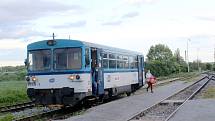 Z městeckého nádraží odjíždějí vlaky na Křinec a opačně na Chlumec nad Cidlinou. Prvně jmenovaným směrem zřejmě brzy jezdit přestanou.