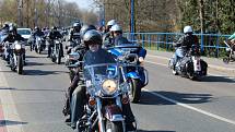 Zřejmě rekordní účast má letošní motorkářský sraz v Poděbradech, který každoročně na zahájení sezony pořádá Harley-Davidson Club Praha. Tentokrát se stroje nevešly na náměstí a kolonádu, takže pořadatelé je museli odklonit na náměstí T.G.M. a do všech při