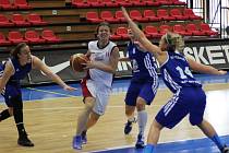 Z basketbalového utkání extraligy žen Nymburk - Karlovy Vary (81:69)