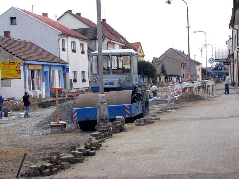 Práce na Masarykově ulici se dostaly až na křižovatku s ulicí Čechovou. 