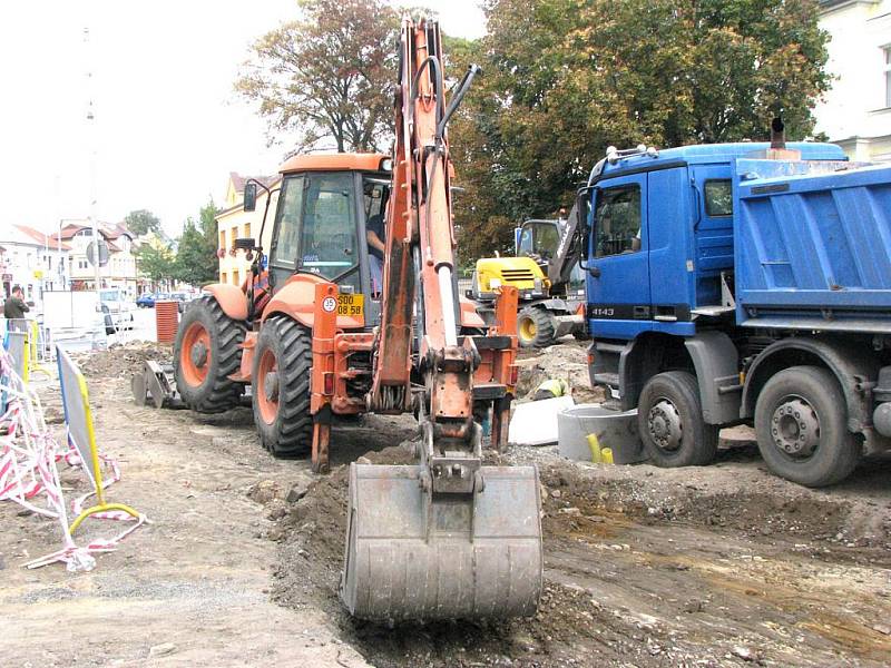 Práce na Masarykově ulici se dostaly až na křižovatku s ulicí Čechovou. 