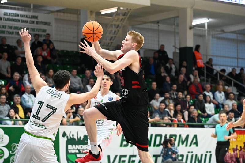 Z basketbalového utkání Ligy mistrů Bandirma - Nymburk (72:86)