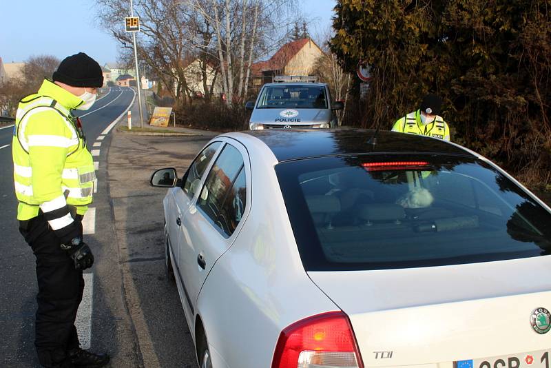 Kontrola Policie ČR na hranici okresu Nymburk.