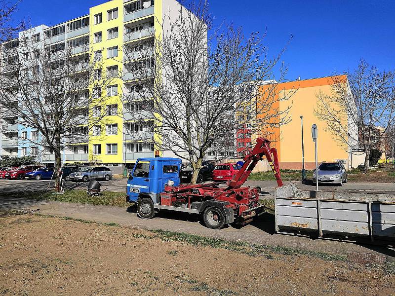 Technické služby se začátkem jara začaly s úklidem i opravami silnic.