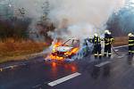 Na dálnici D11 poblíž Libice nad Cidlinou shořelo osobní auto.