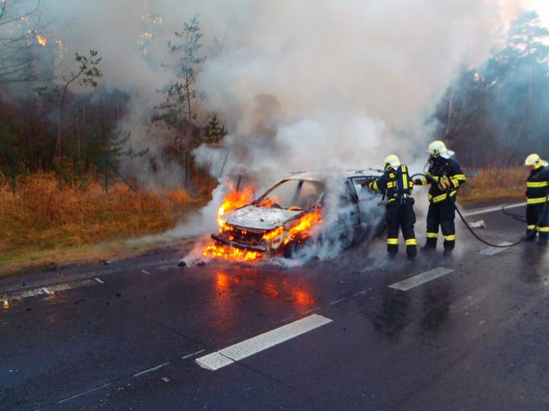 Na dálnici D11 poblíž Libice nad Cidlinou shořelo osobní auto.