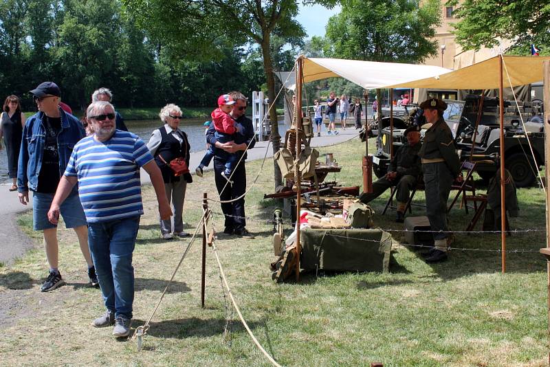 Členové vojenských klubů se ve spolupráci s poděbradskou radnicí rozhodli připomenout 80. výročí od spáchání atentátu na říšského protektora Reinharda Heydricha.