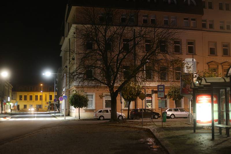 Lázeňská kolonáda v Poděbradech a její přilehlé okolí po 21. hodině.