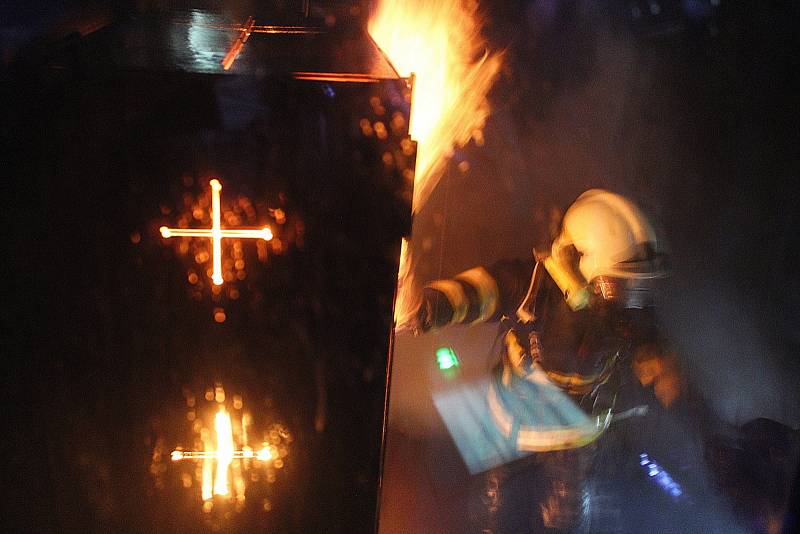 Do Velkého Zboží se sjeli hasiči z celé země. Učili se, jak správně zasahovat při požáru v uzavřeném bytě.