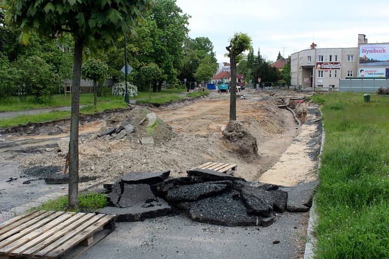 Práce na stavbě druhého kruhového objezdu už 10 dnů stojí.