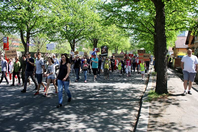 Protesty v Nymburce při jednání sjezdu komunistů a maškarní průvod.