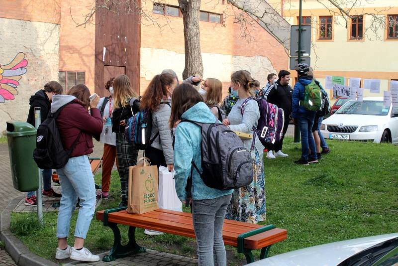 Návrat žáků druhého stupně do školy. Někteří školáci ze ZŠ Tyršova v Nymburce z toho příliš nadšení nebyli.