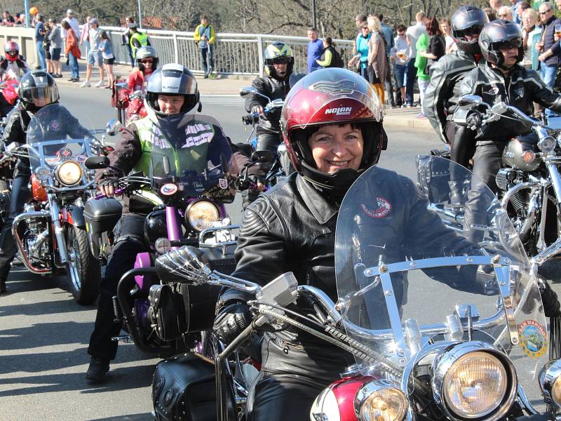 Zřejmě rekordní účast má letošní motorkářský sraz v Poděbradech, který každoročně na zahájení sezony pořádá Harley-Davidson Club Praha. Tentokrát se stroje nevešly na náměstí a kolonádu, takže pořadatelé je museli odklonit na náměstí T.G.M. a do všech při