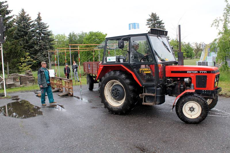 Krajské kolo jízdy zručnosti traktorem se konalo na Střední zemědělské škole v Poděbradech.