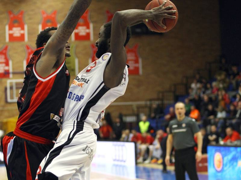 Z basketbalového utkání VTB ligy Nymburk - Volgograd (103:76)