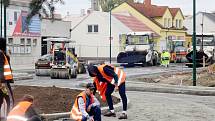 Ve čtvrtek byl položen betonový povrch, od pátečního rána už jsou jednotlivé části křižovatky s přilehlými úseky pokrývány vrstvou asfaltu.