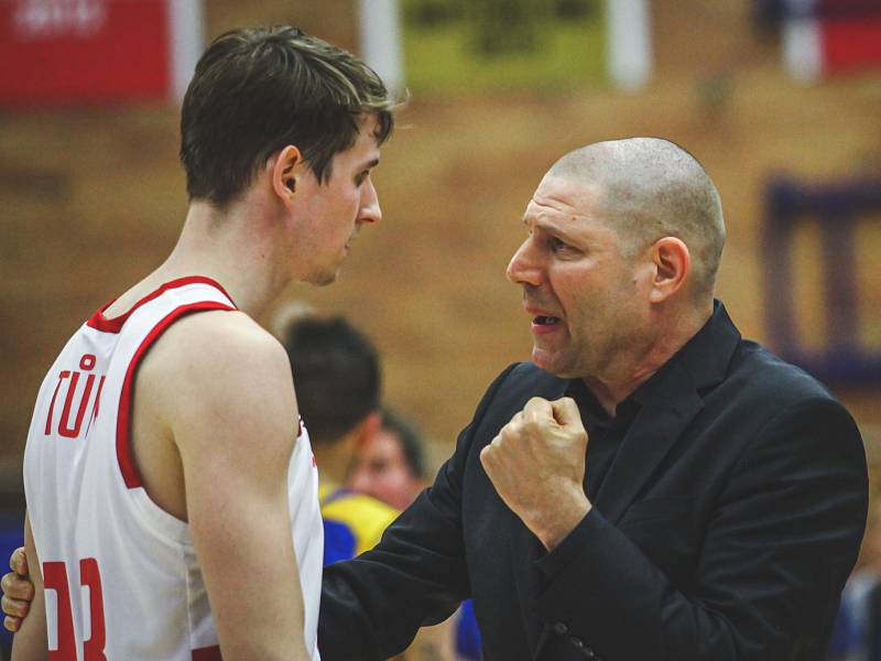 Basketbalový trenér Oren Amiel.