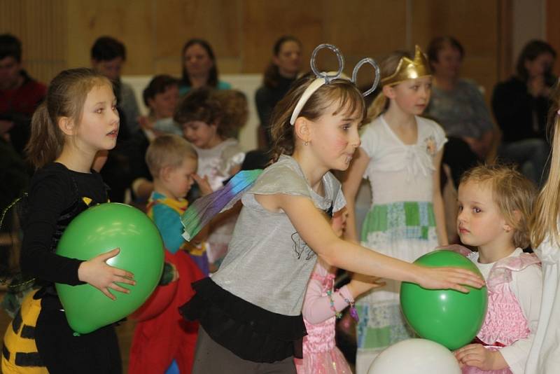 Jarní balónkový karneval v Domě dětí a mládeže Symfonie naučil děti nové tance.