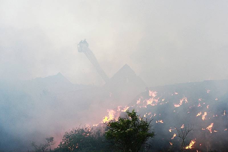 Obrovský požár stohu s 100 balíků slámy v Hradčanech.