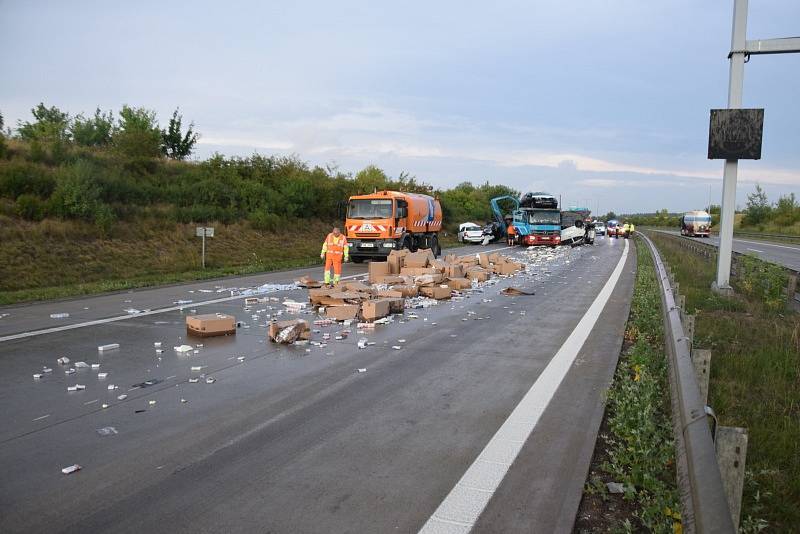 Nehoda dvou kamionů zablokovala u Jesenice Pražský okruh.