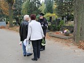 Mimořádná obezřetnost je namístě – a to nejen přímo na místě. Tak lze shrnout upozornění policie před víkendem, který se spousta motoristů chystá využít k předdušičkovým návštěvám na hřbitovech. 