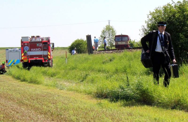 Tragédie se stala v pátek po deváté hodině ráno zhruba 300 metrů od železničního přejezdu ve Všechlapech. Osobní vlak směřující z Nymburka do Městce Králové usmrtil dvaasedmdesátiletou ženu.