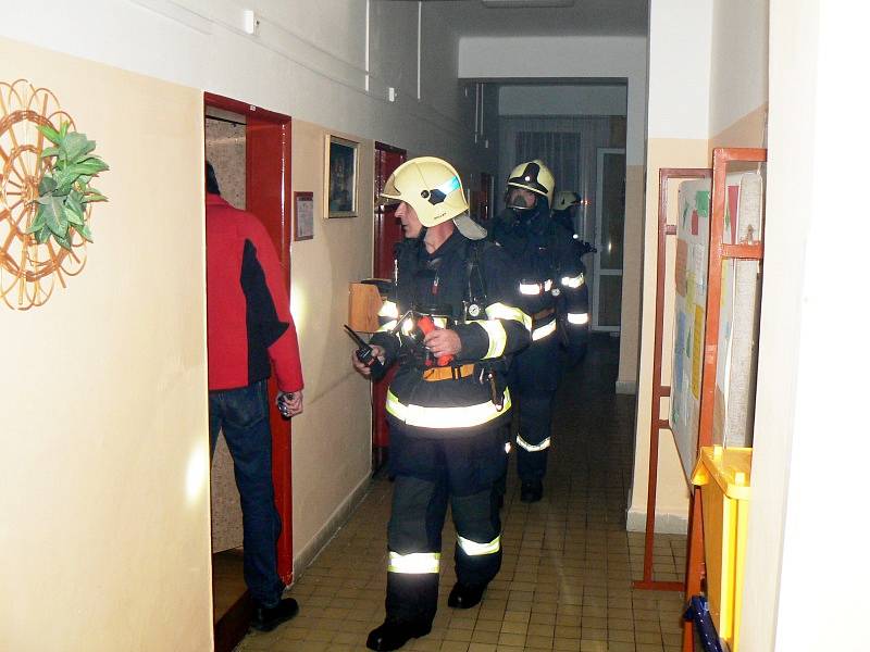 Cvičení hasičů na "buzáku" s počáteční evakuací
