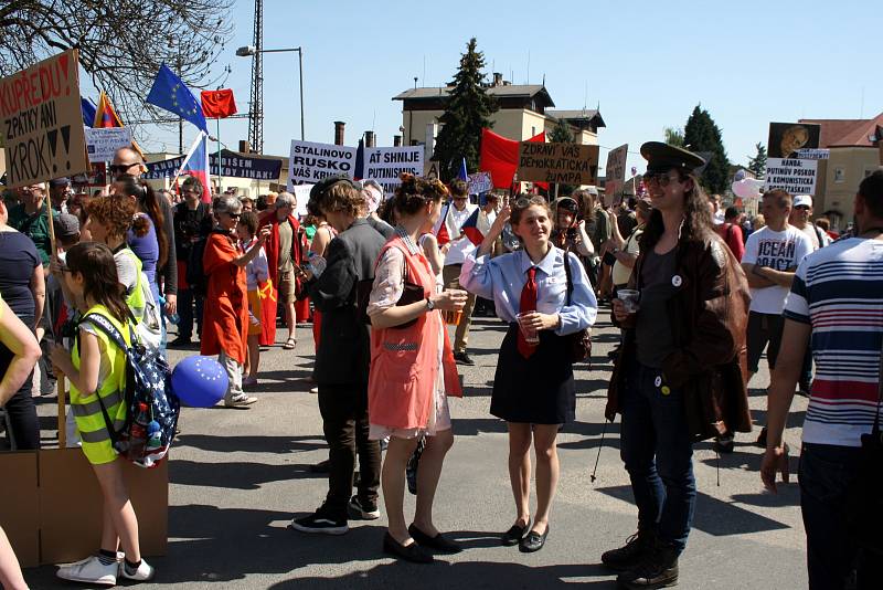 Protesty v Nymburce při jednání sjezdu komunistů a maškarní průvod.