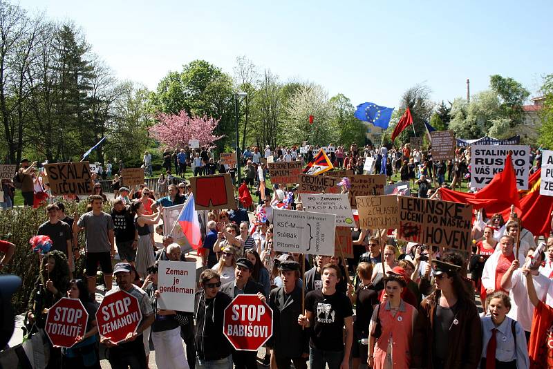 Protesty v Nymburce při jednání sjezdu komunistů a maškarní průvod.