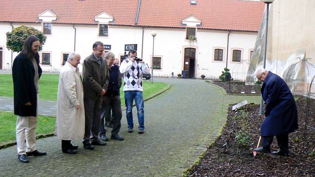 Kardinál Vlk zasadil svou růži na poděbradském zámku - Nymburský deník