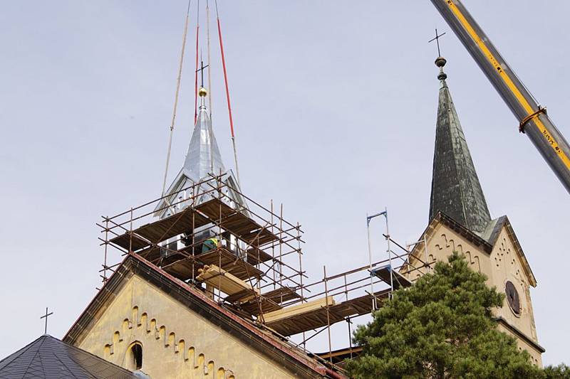 Instalace opravené věžičky na kostel sv. Václava ve Velelibech.