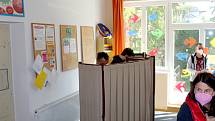 Úderem druhé odpolední odemkla zapisovatelka volební komise Michaela Semerádová volební místnost ve skautské vile Tortuga na Zálabí.