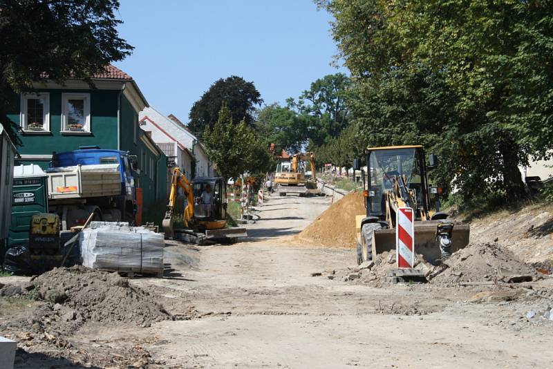 Při pracích v Zámecké ulici v Lysé nad Labem našli dělníci keramické kousky.