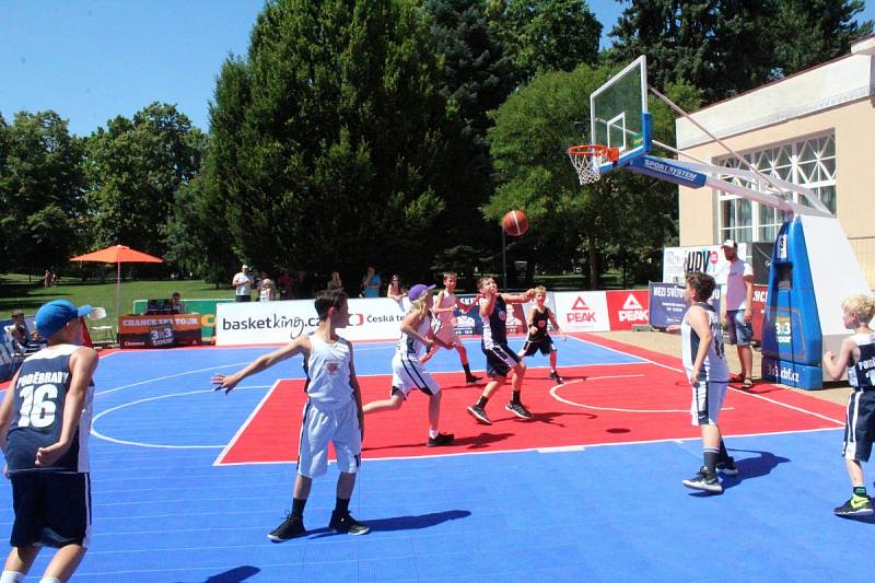 Mezinárodní turnaj v basketu tři na tři se hrál na poděbradské kolonádě.