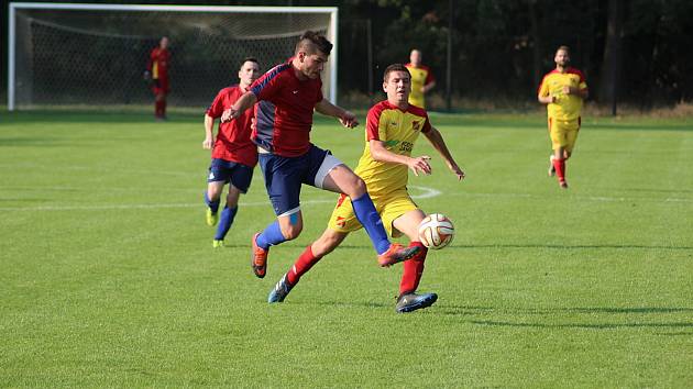 Fotbalisté Kostelní Lhoty (ve žlutém) hostili v dalším kole okresního přeboru nováčka z Kněžic