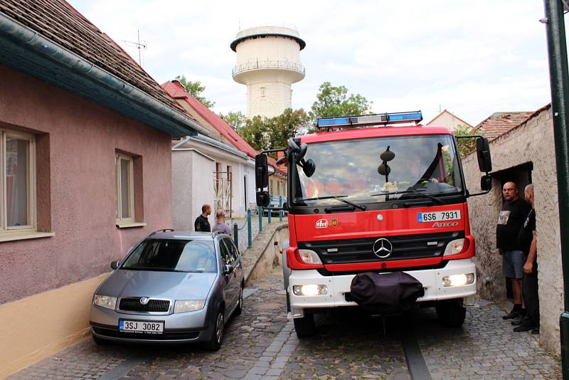 Hasiči zkoušeli průjezdnost nymburskými ulicemi.