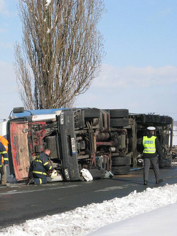 U Městce Králové se v úterý po obědě převrátil kamion