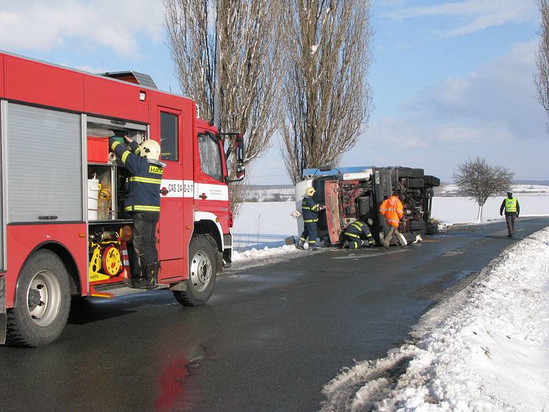 U Městce Králové se v úterý po obědě převrátil kamion