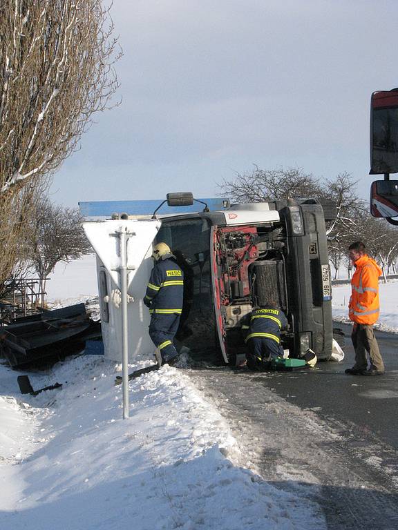 U Městce Králové se v úterý po obědě převrátil kamion