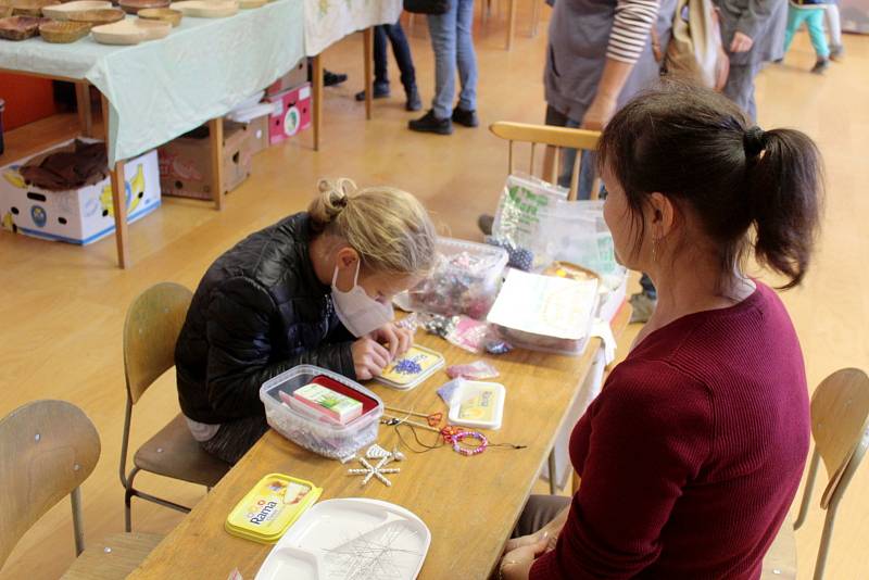 Z podzimní slavnosti v Krchlebech spojené s ukázkami lidových řemesel.