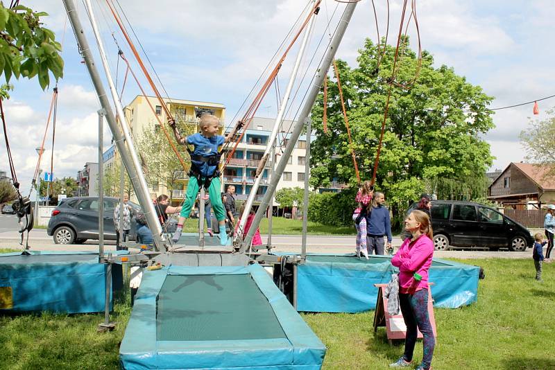 Lunapark nabízí atrakce za nádražím v Poděbradech.