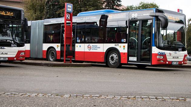 Nové kloubové autobusy jezdí na dvou nejvytíženějších linkách nymburského okresu.