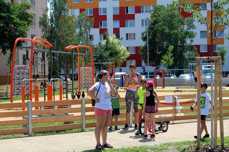 Nový komplex obsahuje tři dětská hřiště pro menší i větší děti, parkurové, workoutové a multifunkční hřiště, relaxační a piknikovou zónu s grilem a dvě pítka.