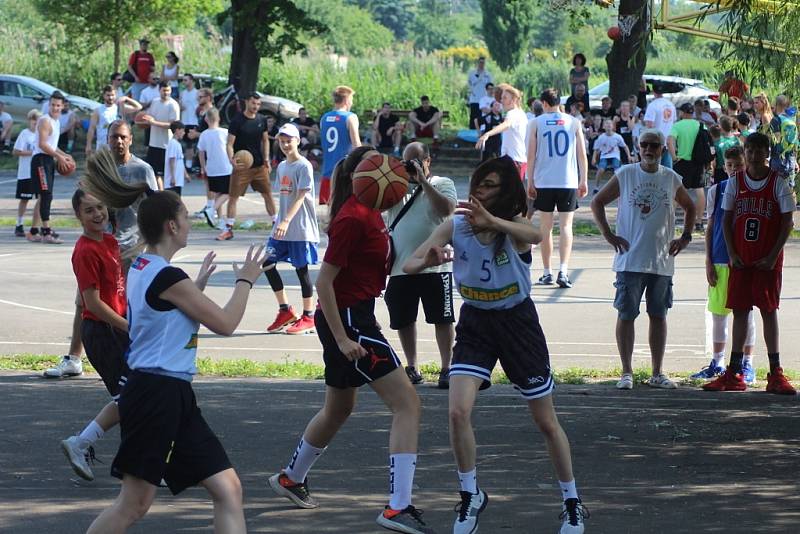 Ze streetbalového turnaje na nymburské Remanenci