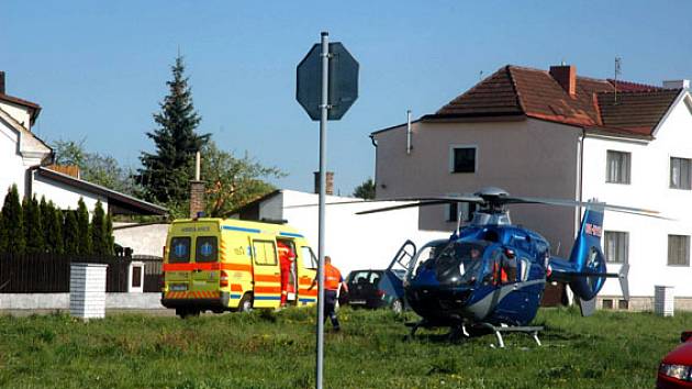 Vrtulník odvezl popáleného do nemocnice.