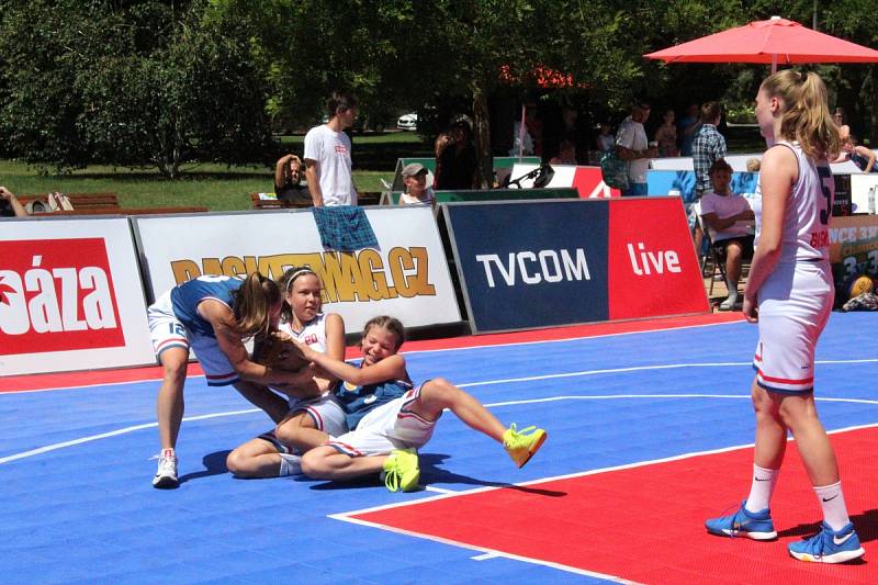 Mezinárodní turnaj v basketu tři na tři se hrál na poděbradské kolonádě.