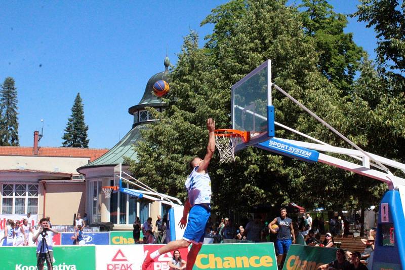 Mezinárodní turnaj v basketu tři na tři se hrál na poděbradské kolonádě.