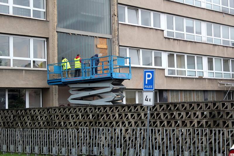 Speciální výsuvná plošina byla vidět v závěru uplynulého týdne u budovy policejního ředitelství na Boleslavské třídě.